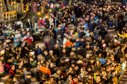 Zaplněné náměstí. Rozsvícením vánočního stromu začaly tradiční trhy.