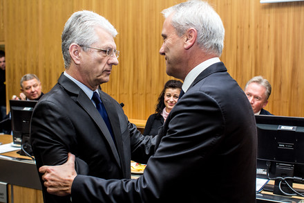 Výměna na kraji. Hejtmana Jiřího Rozbořila (vpravo) vystřídal Oto Košta.