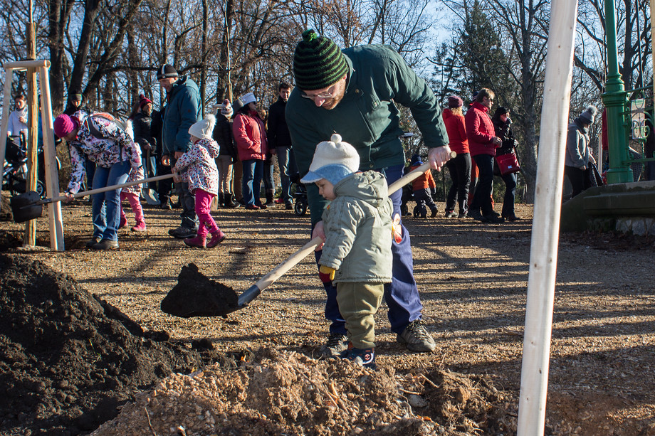 Zájemců o vlastní strom bylo hodně. Pomáhali i ti nejmenší.