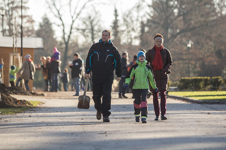 Slunečné počasí akci přálo. Lidé naštěstí po neúspěchu s kaštany na stromy nezanevřeli.