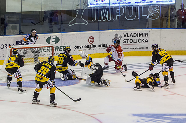 Hokejisté Litvínova se marně bránili atakům olomouckých forvardů.