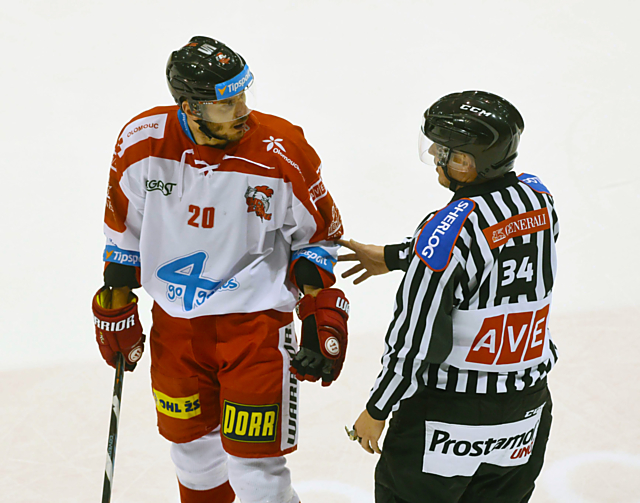 Za co? František Skladaný byl po jednom vyloučení v utkání s Kometou Brno velmi rozezlen na výrok sudích. Naštěstí při jeho pobytu na trestné lavici Mora neinkasovala.
