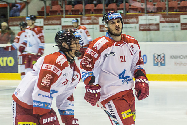František Skladaný na rozbruslení vedle juniora Jakuba Galvase. První lajna, zdá se, našla vhodné pravé křídlo.