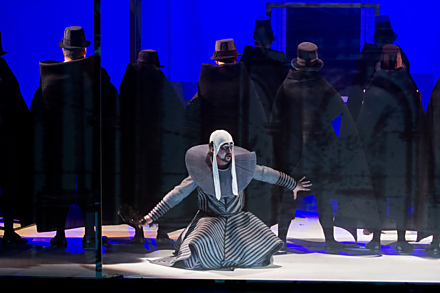 NETRADIČNÍ RIGOLETTO. V Moravském divadle měla premiéru nová opera - Verdiho Rigoletto v opravdu netradičním scénickém pojetí.