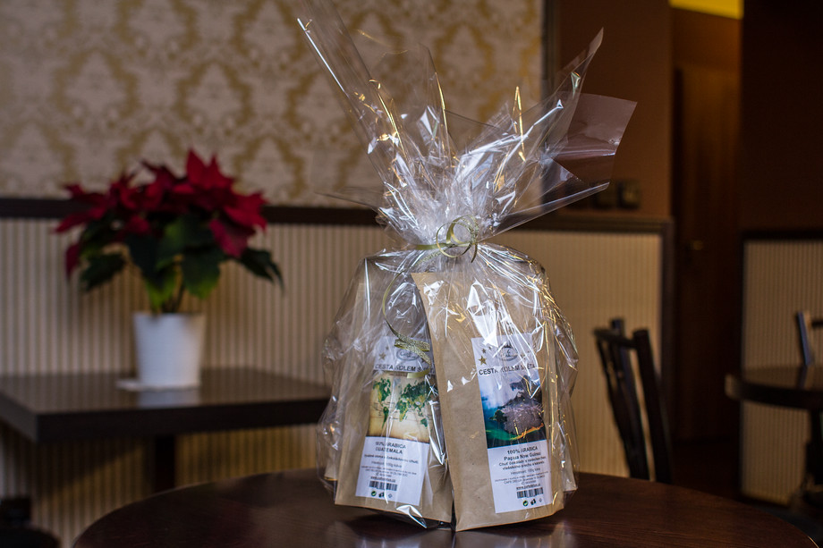 Cesta kolem světa je vhodným dárkem pro všechny, kteří ocení vyváženou chuť kávy...