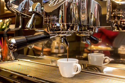 V kavárně mají nový kávovar Victoria Arduino. Je špičkou na trhu.