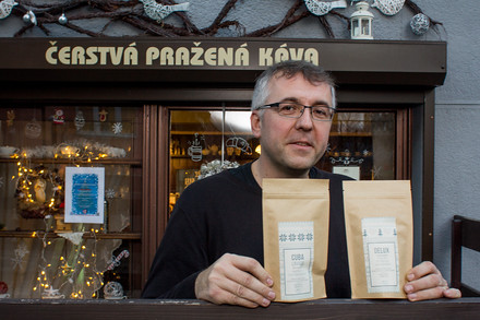 Majitel Robert Vašut představuje speciální vánoční edici čtyř druhů káv - všechny stojí za ochutnání... Navíc hezky vypadají, takže budou pěkným dárkem. A než jimi uděláte někomu radost, vydejte se do kavárny na šálek některé z nich.