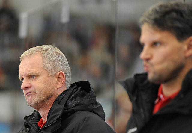 Zdeněk Venera a Jan Tomajko mají letos hodně důvodů se na lavičce mračit. Proti Pardubicím to bylo hlavně v první třetině. Zdeněk Venera si uvědomuje, že to nyní bude boj o každý bod.