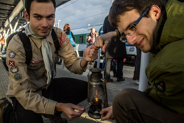 Betlémské světlo dorazí na olomoucké nádraží v sobotu krátce před devátou hodinou ráno. Hořet pak bude v kostelech, odkud si ho lidé mohou odnést domů.