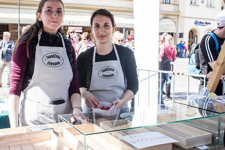 TVARŮŽKOVÉ FIASKO. Festival věnovaný olomouckým tvarůžkům přilákal davy lidí. Jenže organizátoři s tím zřejmě nepočítali. Dvě hodiny po zahájení byste tvarůžky hledali s lupou. Všechno bylo snězeno a lidé naštvaní.