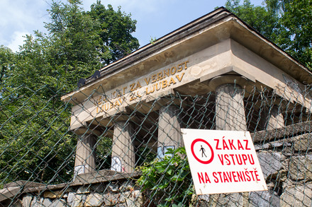 KONEČNĚ OPRAVA. Po letech začala rekonstrukce zchátralého mauzolea v Bezručových sadech. Opraví ho město, finančně se na projektu podílí i ministerstvo obrany. Přestože jsou v hrobce uloženy ostatky 1200 jugoslávských vojáků, z Balkánu na opravu neposlali ani korunu.