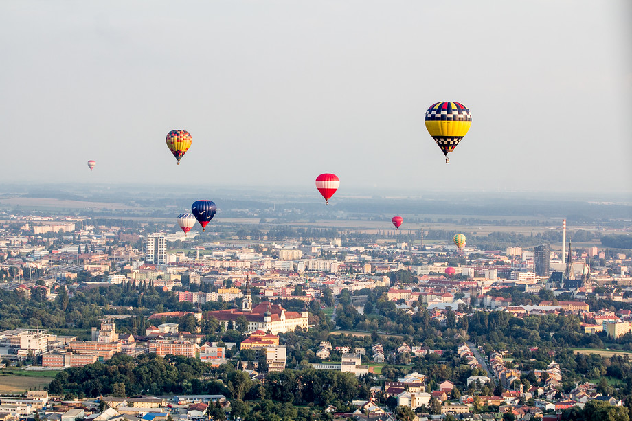 BALONY NAD OLOMOUCÍ. V rámci balonové fiesty, která se každoročně koná na Bouzově, vzlétly letos poprvé hromadně balony i nad Olomouc.