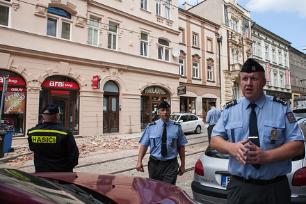 UŽ ZASE. Pád zdi v Pekařské ulici - už potřetí během pěti let došlo v centru k podobné události. Na místě byli tři zranění, naštěstí nijak vážně.