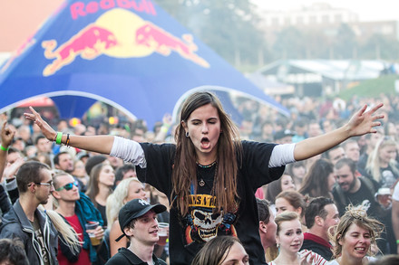 BEERFEST. V netradičním termínu se letos konal tradiční Beerfest. I tak na Korunní pevnůstku dorazily davy návštěvníků.