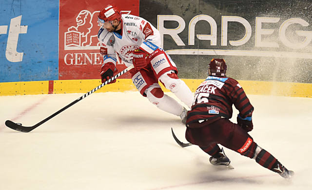 Prohra v Třinci. Sparta byla ve 30. kole neúspěšná. Na ledě Ocelářů prohrála 1:2. Obránce Piskáček stráží Zbyňka Irgla. Spartě však škodili zejména Rostislav Marosz a v brance skvělý Hrubec.