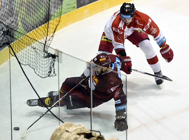 Jan Jaroměřský dokázal v souboji přehrál Sparťana Pecha. Se Spartou ale Mora tahala od začátku za kratší konec.