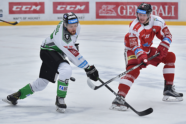 Marek Laš v souboji s mladoboleslavským Musilem. V kanadském bodování Kohoutů je Laš druhý s Františkem Skladaným, oba mají 16 kanadský bodů.