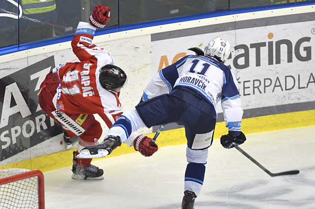 Petr Strapáč v souboji s jediný střelcem Indiánů v duelu s Morou, obráncem Moravčíkem.