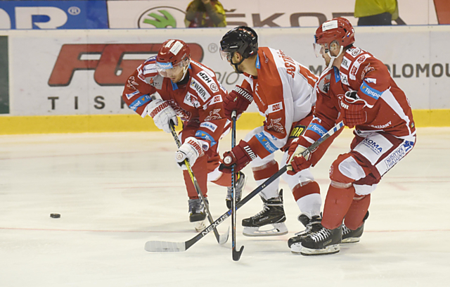 David Ostřížek se snaží prosadit mezi svými bývalými spoluhruči z Třince. Mora se bude snažit získat proti vedoucímu celku extraligy nějaké body.