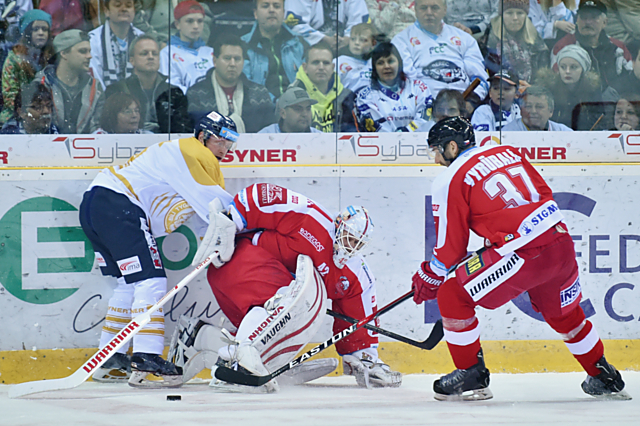 Branislav Konrád při výletu za svojí brankou. Slovenský gólman inkasoval pod Ještědem třikrát.
