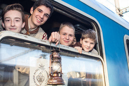 Skauti přivezli do Olomouce betlémské světlo. Na nádraží si ho od nich převzali jejich olomoučtí kolegové, kteří tento symbol Vánoc roznesli po kostelech.