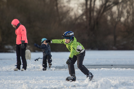 Na brusle na Poděbrady. Sněhu je sice málo, ale milovníci zimních sportů si užijí alespoň zamrzlou hladinu.