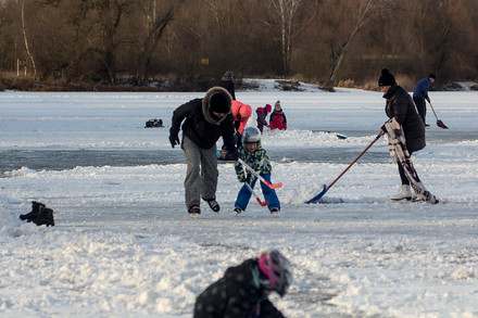Odborníci ale varují: před vstupem na led se přesvědčte, že je hladina opravdu zamrzlá a nehrozí proboření.