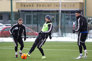 Radakovič sledován Buchvaldkem a Yunisem.
