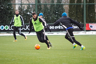 Václav Vašíček uníká Uroši Radakovičovi.