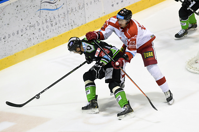 Jiří Ondrušek brání jednoho z mladoboleslavských protivníků v utkání 41. kola Tipsport extraligy.