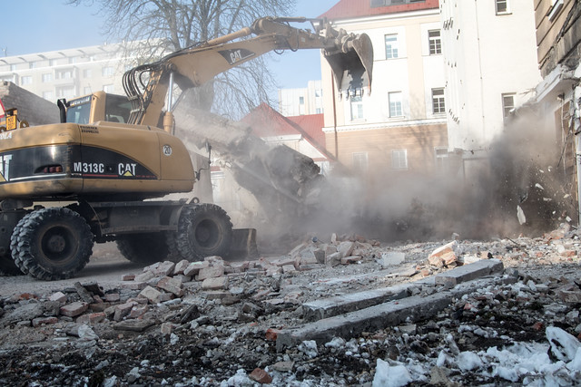 Aby se mohlo začít stavět, musí nejprve demoliční četa strhnout stávající přístavbu. Právě na jejím místě nová jídelna vyroste.