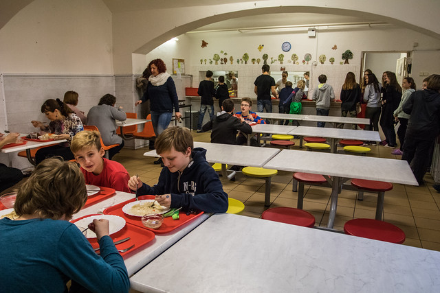 V současné době má škola jídelnu v suterénu, hned vedle šaten. Vzduch se tu dá doslova krájet,