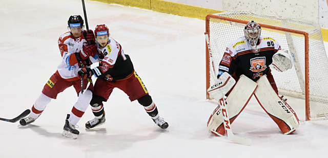 Jiří Ondrušek v souboji s hradeckým bekem Čápem v utkání Mory s Mountfieldem.