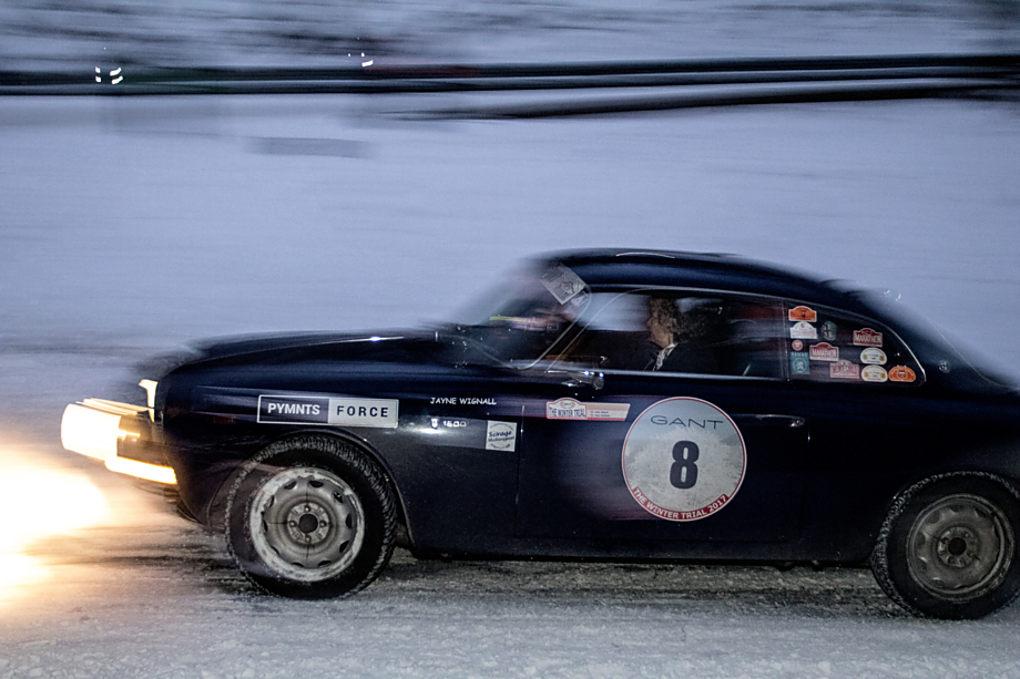 Za volantem usedli nejen muži, ale i statečné ženy. Třeba britská závodnice Jayne Wignall.