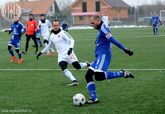 Michal Vepřek centruje na úvodní trefu duelu, kterou zaznamenal Tomáš Zahradníček.