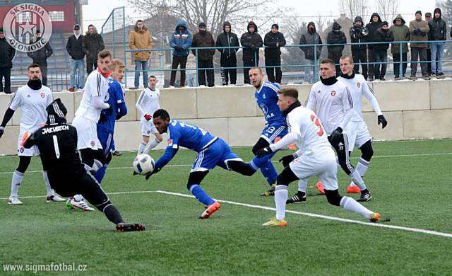 Bidje Manzia hlavičkuje v prvním poločase na branku Trnavy. 