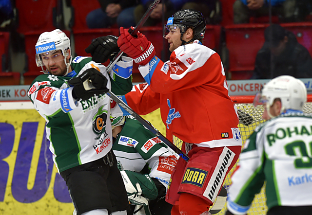 Jan Knotek v duelu s Energií v Karlových Varech.