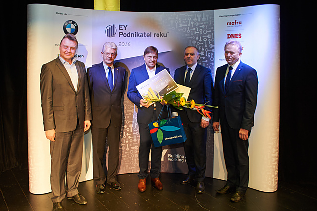 Zleva Pavel Juříček, majitel společnosti BRANO Group, Podnikatel roku 2006 České republiky a člen hlavní poroty, MUDr. Oto Košta, Ph.D., hejtman Olomouckého kraje, vítěz Pavel Koutný, Radek Pav, partner pořadatelské společnosti EY zodpovědný za Moravskoslezský a Olomoucký kraj a Pavel Šoltys, náměstek hejtmana Olomouckého kraje odpovědný za regionální rozvoj a rozvoj podnikání