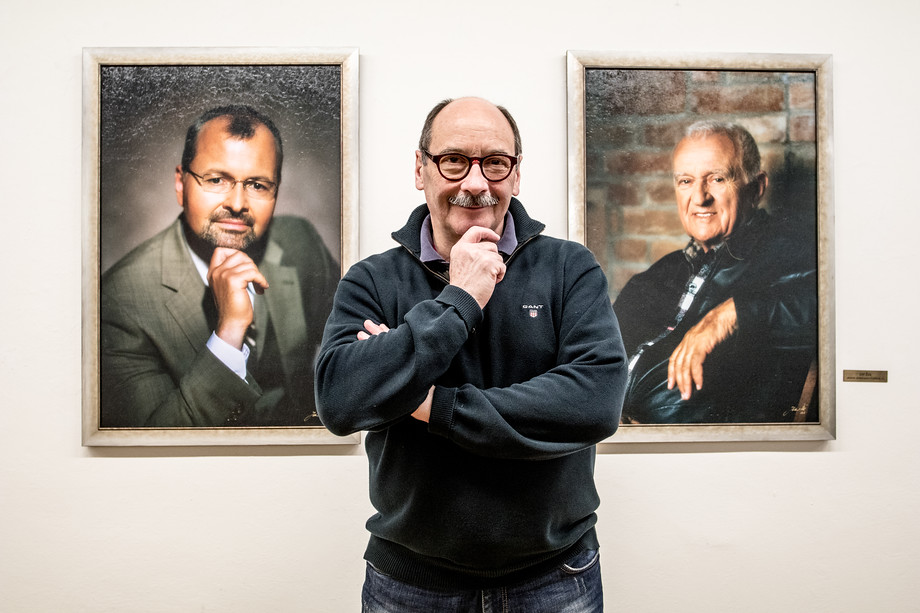 Začínal ve čtrnácti jako paparazzi v Římě, fotil Claudiu Cardinale i kazašského prezidenta. Fotograf Jadran Šetlík nyní pracuje na souboru portrétů osobností Olomouckého kraje. Hotovo jich má deset a všechny jsou k vidění na výstavě v Galerii města Olomouce. Na snímku je zachycen u portrétu plastického chirurga Bohdana Pomahače (vlevo) a podnikatele Jiřího Žáka.