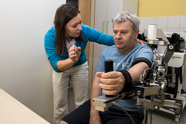 Šance na minimalizování následků mozkové mrtvice jsou díky pokrokům medicíny podstatně vyšší, než tomu bylo před několika desítkami let. Lékaři dokáží většinu pacientů vrátit do života i díky vysoce kvalitní rehabilitaci. Osmapadesátiletý Jaroslav Vrána utrpěl mrtvici před rokem. Začínal na vozíku, dnes podle svých slov již dělá vše jako dřív a chystá se k návratu do zaměstnání.