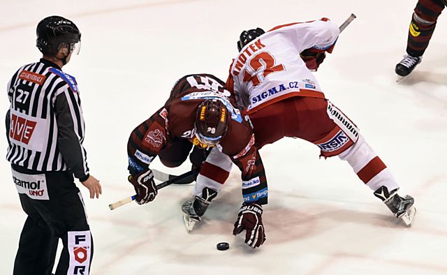 Jan Knontek na buly s Petrem Vránou. Před nejvyšší návštěvou sezóny vyhrála Mora na Spartě 4:2.