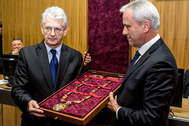 S předchůdcem Jiřím Rozbořilem pojí Oto Koštu přátelství. Rozbořil na kraji zůstal jako hejtmanův poradce. Podle Košty jen na dobu nezbytnou k předání funkce. To se ale jeho spolustraníkům z hnutí ANO nelíbilo.