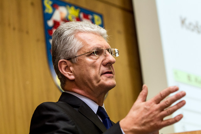 Bez pár dnů tři měsíce. Tak dlouho je Oto Košta hejtmanem Olomouckého kraje. Pokud sám nerezignuje, přidá už jen několik týdnů. Spolustraníci z hnutí ANO od něj v neděli večer dali ruce pryč.