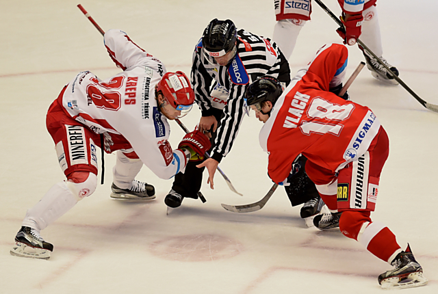 Roman Vlach na vhazování proti Kamilu Krepsovi.