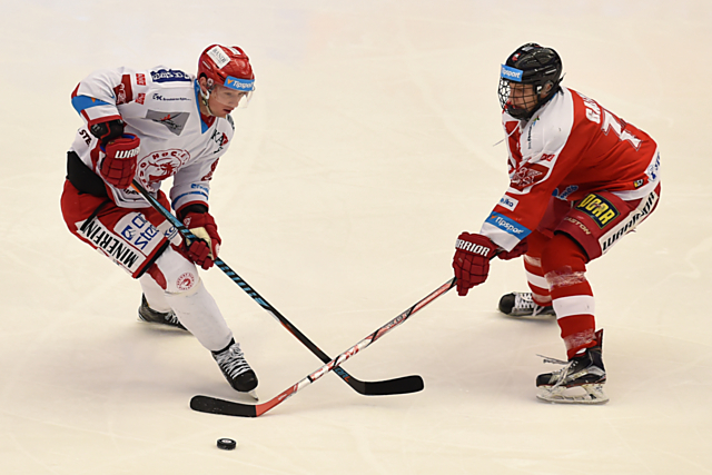 Jakub Galvas brání útočníka Ocelářů Rákose. V utkání v Třinci Mora prohrála, nepomohl ani premiérový gól mladého beka Kohoutů v extralize.