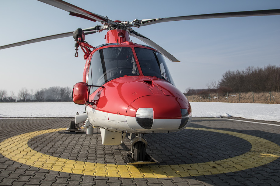 Krátce po zahájení činnosti nového provozovatele však došlo k závadě, kvůli které musel tehdy jediný vrtulník nouzově přistát i s pacientem na palubě. Podle pilotů se jednalo o banální případ, který naopak demonstruje, jak vysoce se hledí na bezpečnost: v olejovém potrubí se objevila několik milimetrů dlouhá kovová štěpina,  kterou zaznamenaly bezpečnostní přístroje. Předpisy v takovém případě hovoří jasně: okamžitě přistát. Podle odborníků se takové věci vrtulníkům čas od času stávají a nejedná se o nic mimořádného.