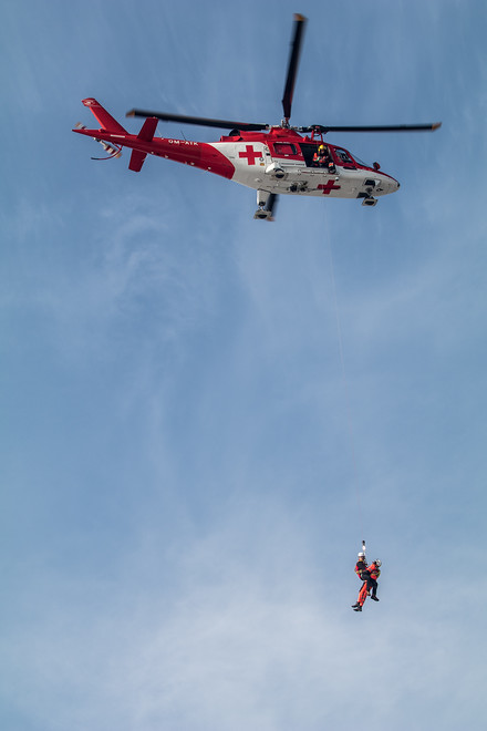 Práci s podvěsem mají Slováci natrénovanou z Tater. V Olomouckém kraji ji tolik nevyužijí, vrtulník totiž zvládne přistát i na sjezdovce. Jsou ale situace, kdy se jinak než na laně k pacientovi záchranář nedostane. Nejen v horách, ale například i během povodní.