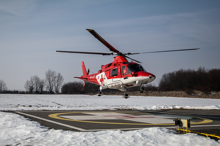 Společnost ATE sídlí v Popradu a je jediným provozovatelem letecké záchranky u našich východních sousedů. Kromě vrtulníků Agusta 109 využívá firma i modernější Bell 429. Ty ale létají jen na Slovensku.