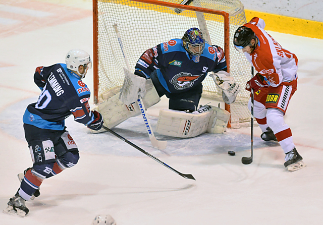 Marek Laš před brankou chomutovského brankáře Jána Laca v utkání HC Olomouc vs. Piráti Chomutov.
