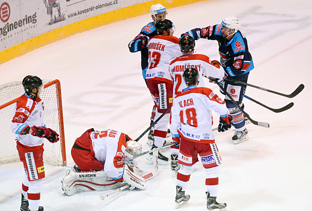 Jiří Ondrušek pečlivě čistí prostor před Branislavem Konrádem. Ivan Huml neuspěl.